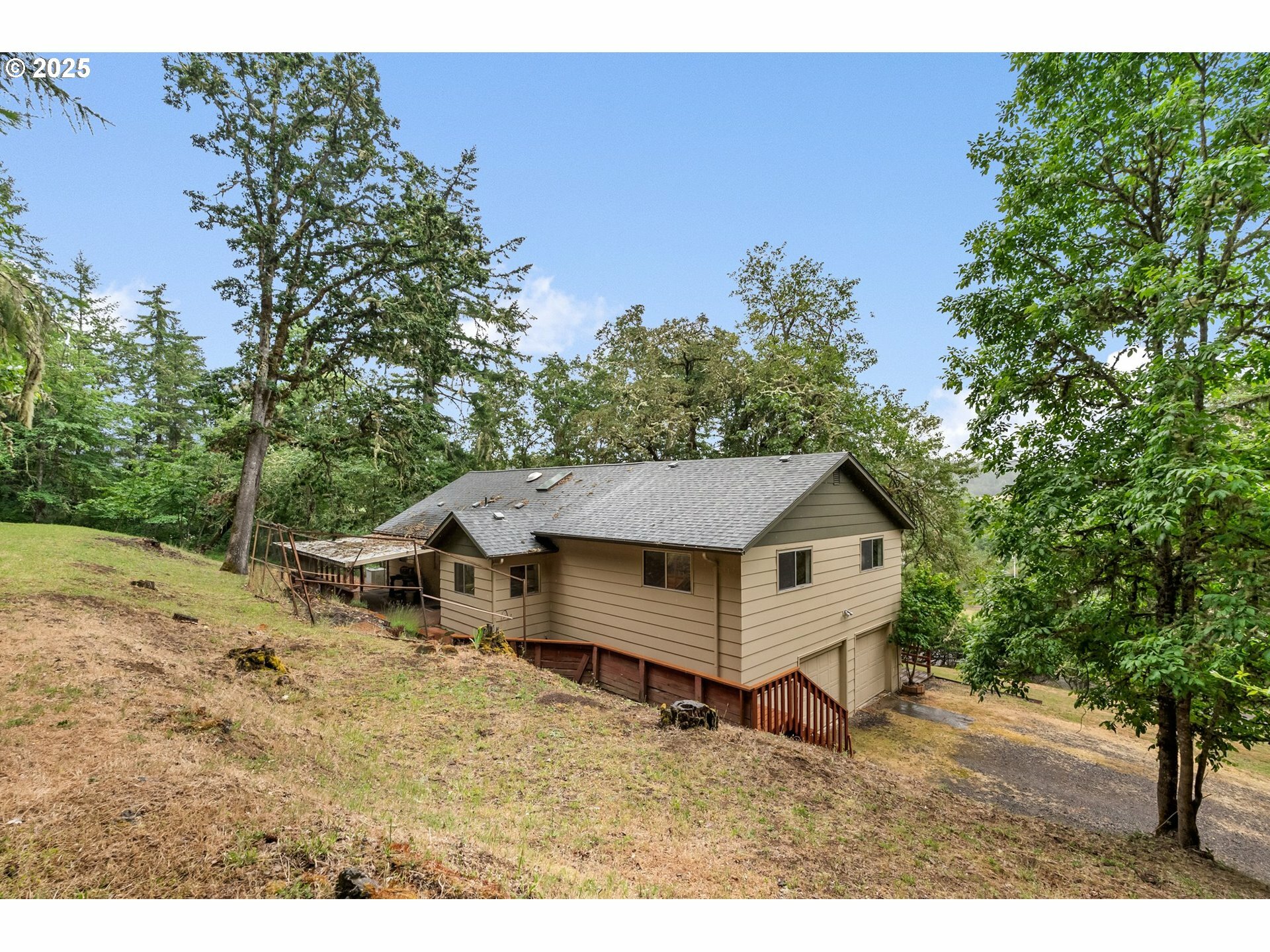Property Photo: 85227 Peaceful Valley Rd OR 97405