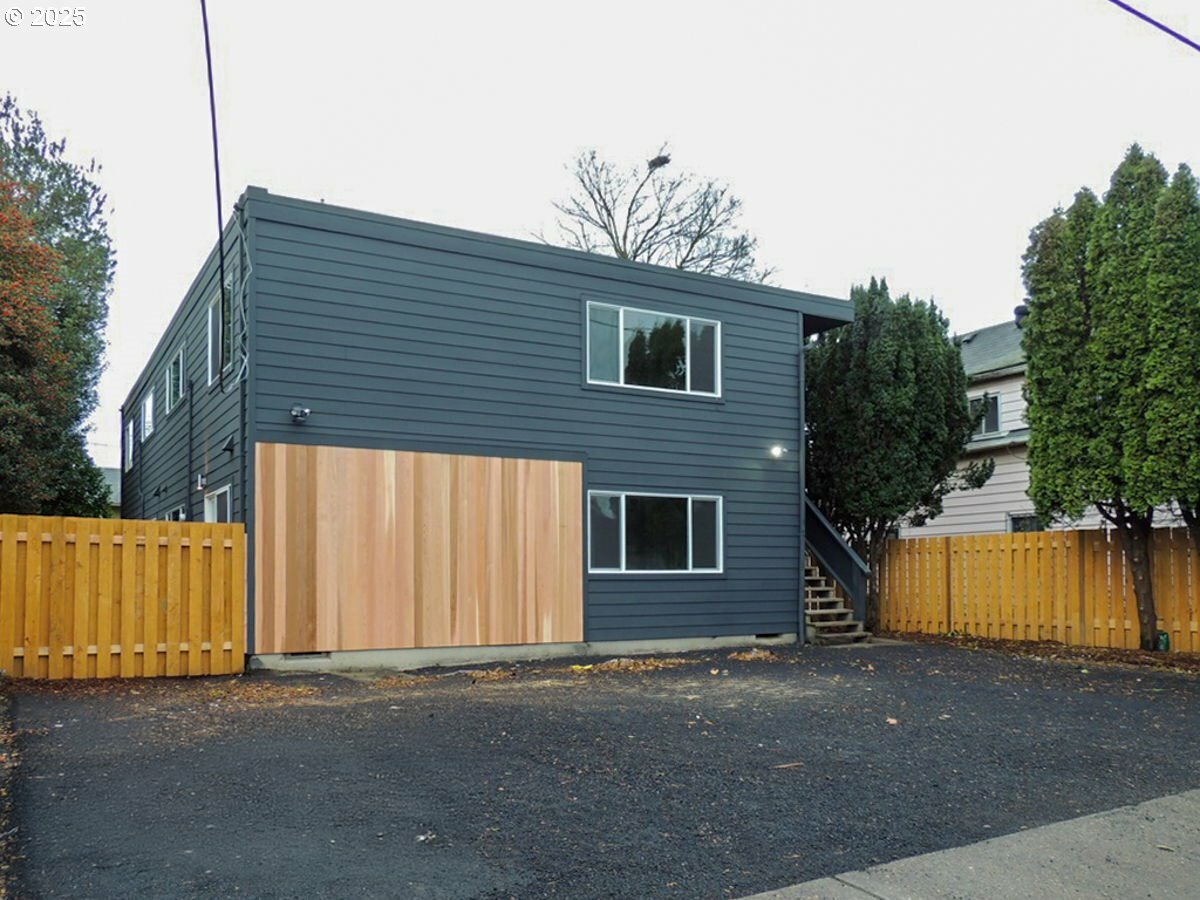 Property Photo:  5516 NE Hoyt St  OR 97213 