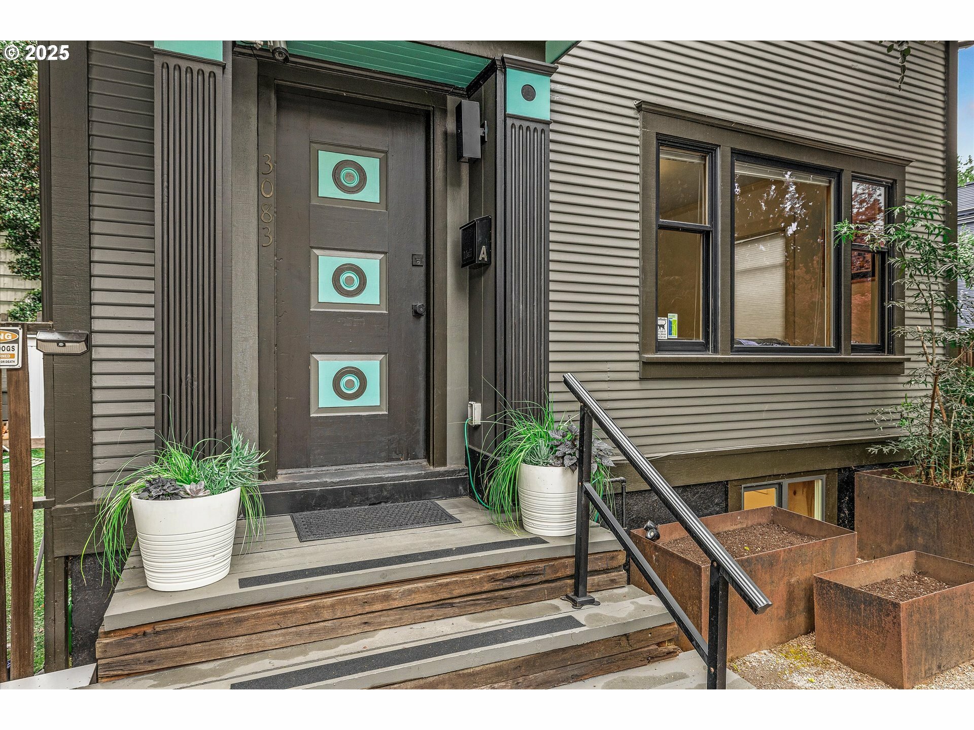 Property Photo:  3083 SE Stark St  OR 97214 