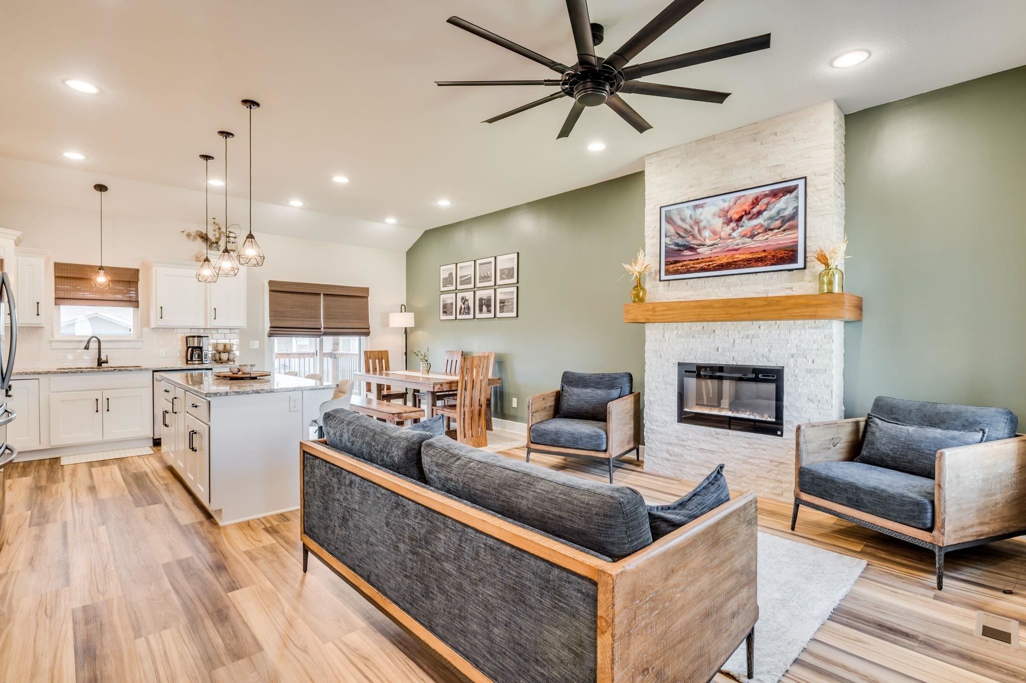 Property Photo: 712 N Redbud Ave KS 67147