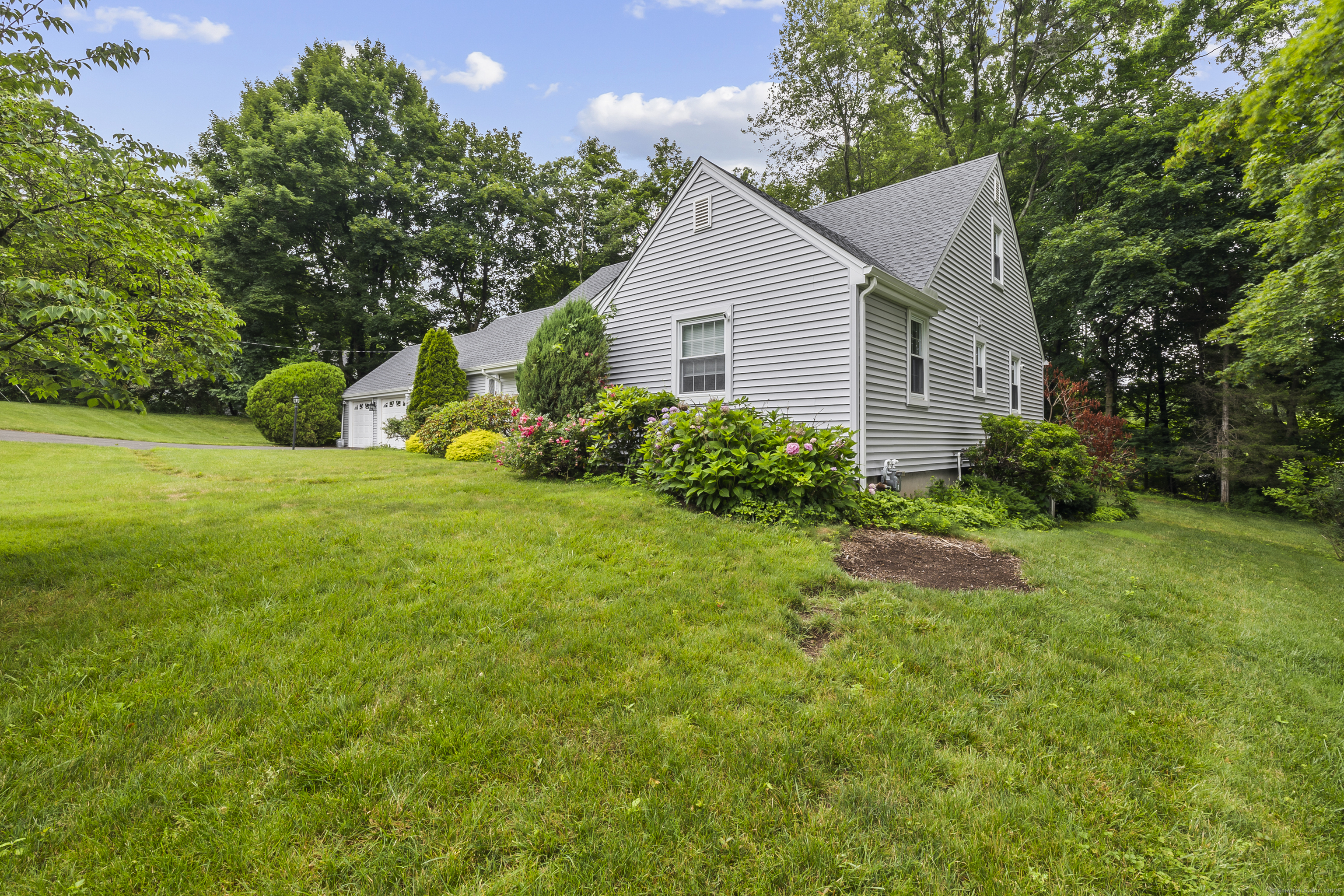 Property Photo:  10 Treeborough Drive  CT 06117 