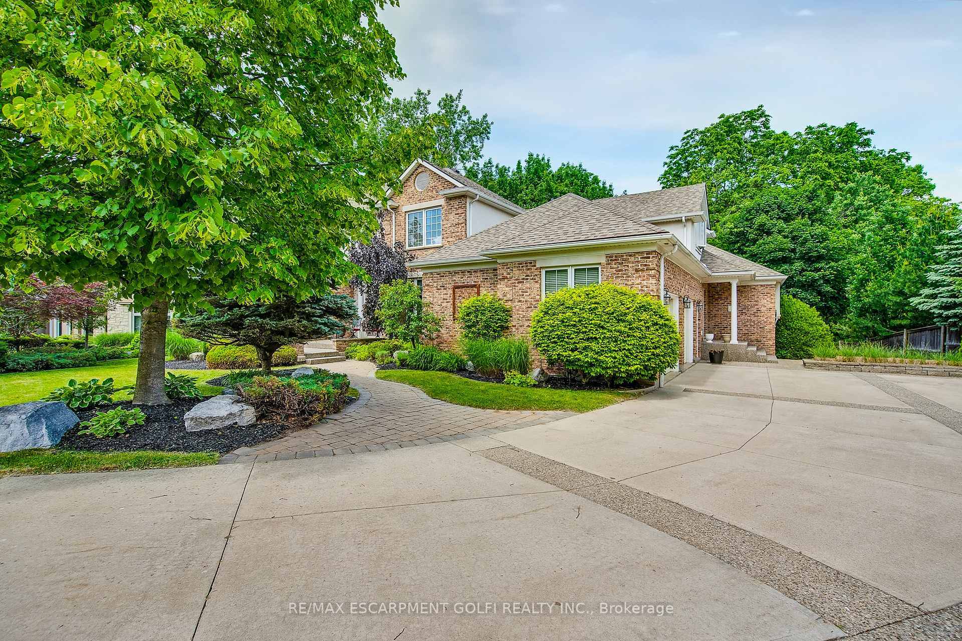 Property Photo: 6431 Rockcliffe Estates ON L2J 4K7