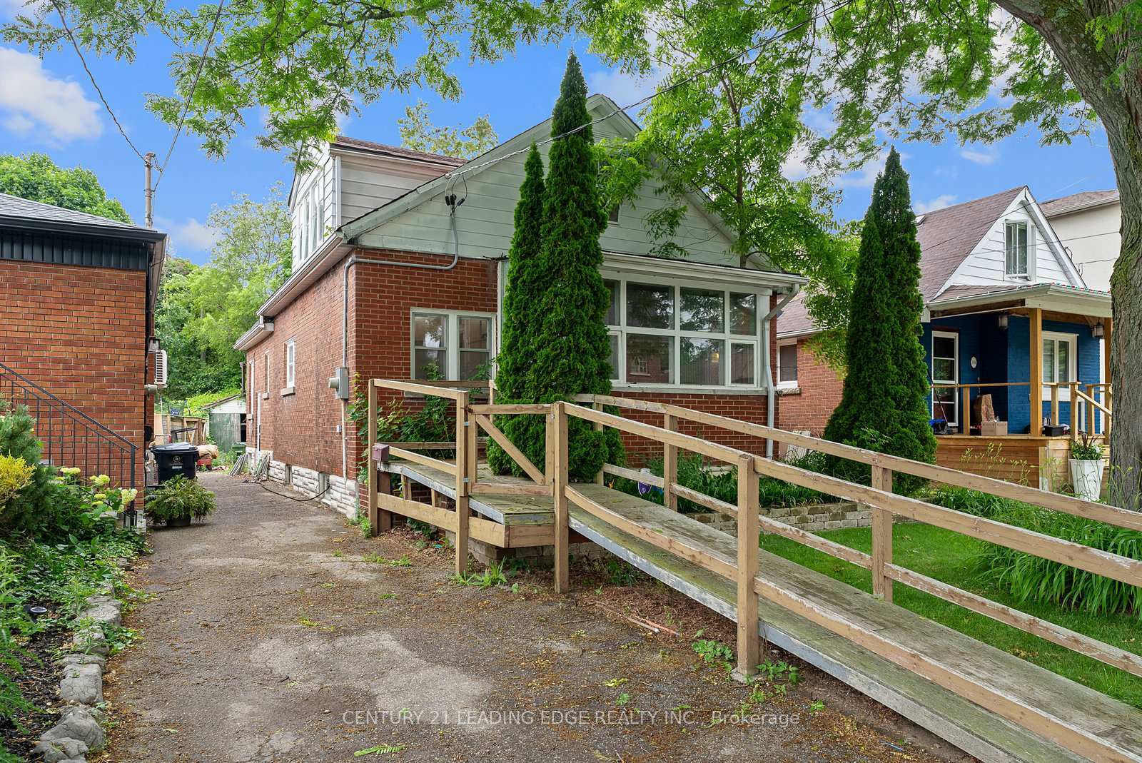Photo de la propriété:  102 Kalmar Avenue N  ON M1N 3G4 