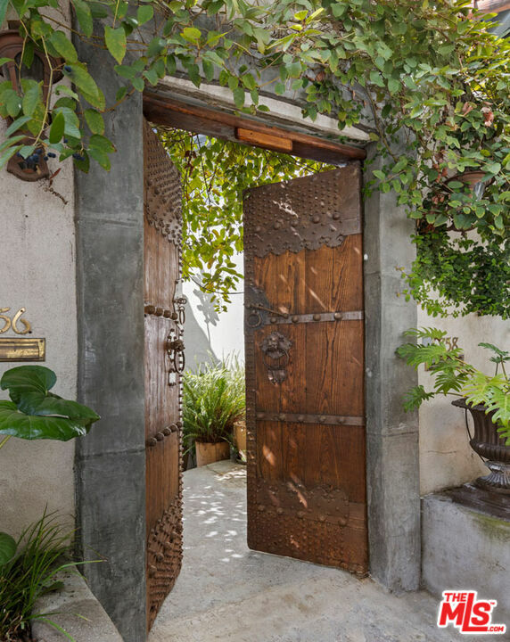 Property Photo: 6856 Los Altos Pl CA 90068