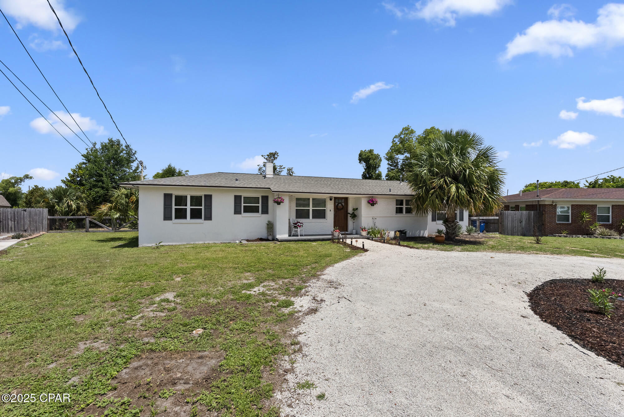 Property Photo: 905 E 2nd Plaza FL 32401
