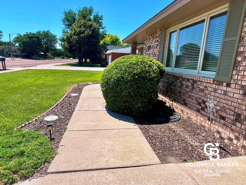 Property Photo: 1505 Labrador Boulevard KS 67846
