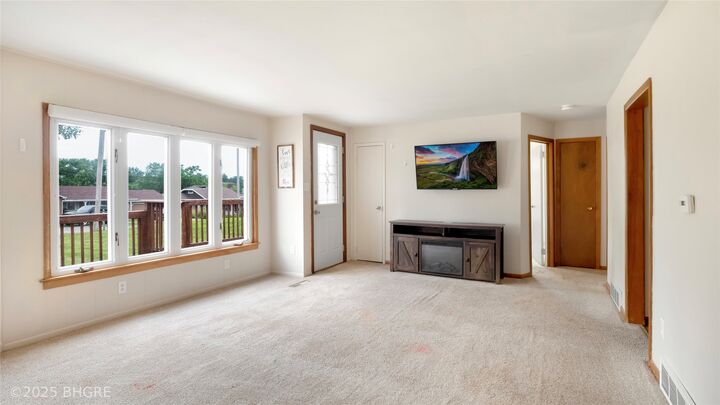 Property Photo:  808 E 8th Street S  IA 50208 