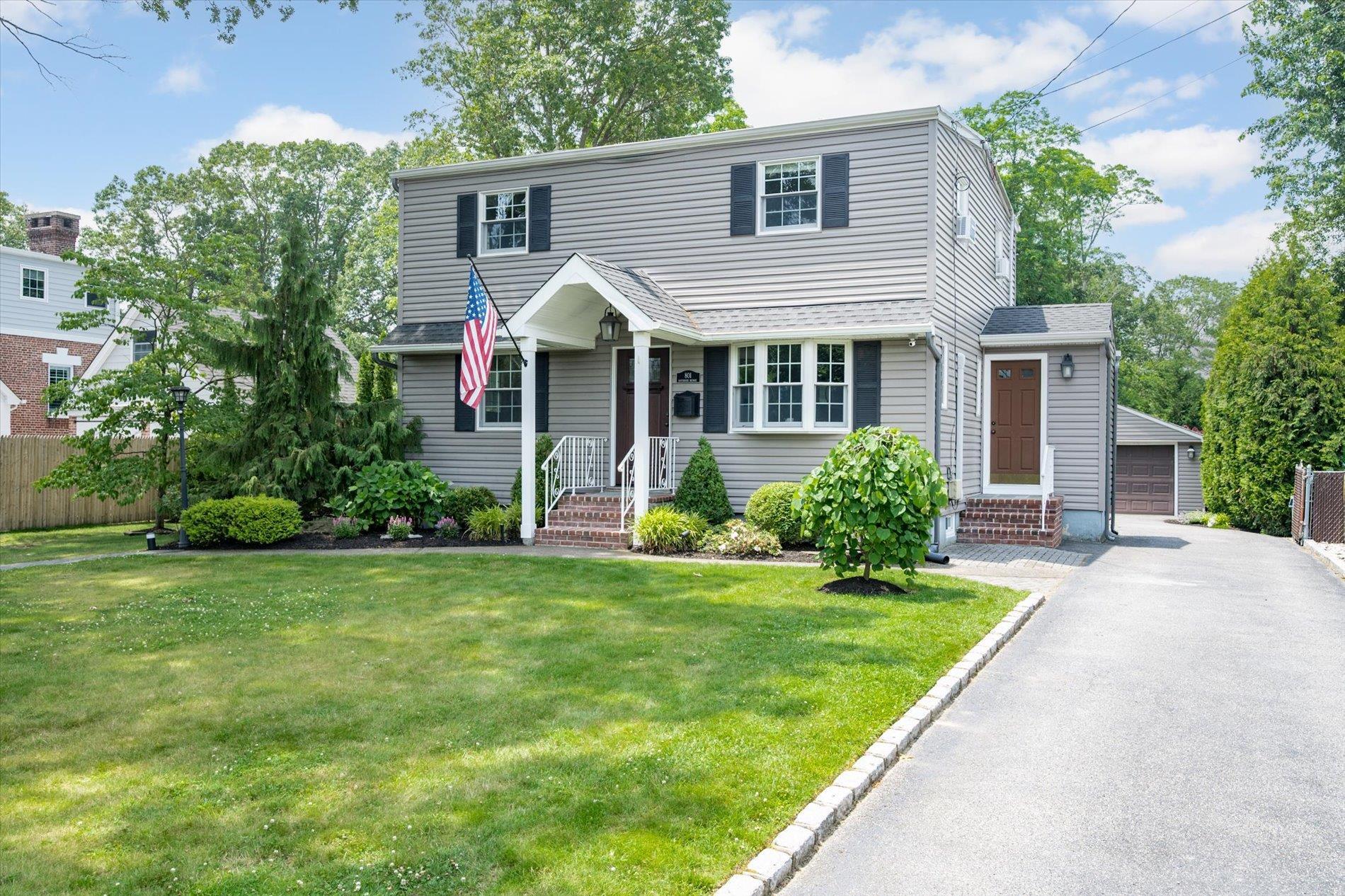801 Southside Avenue  West Islip NY 11795 photo