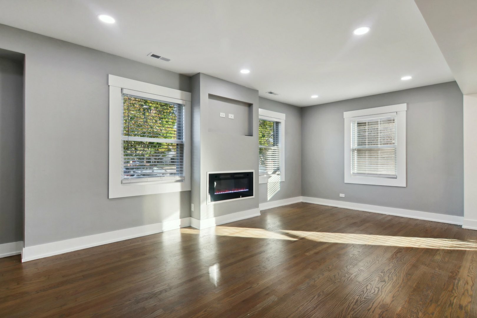Property Photo: 6734 N Hamlin Avenue IL 60712
