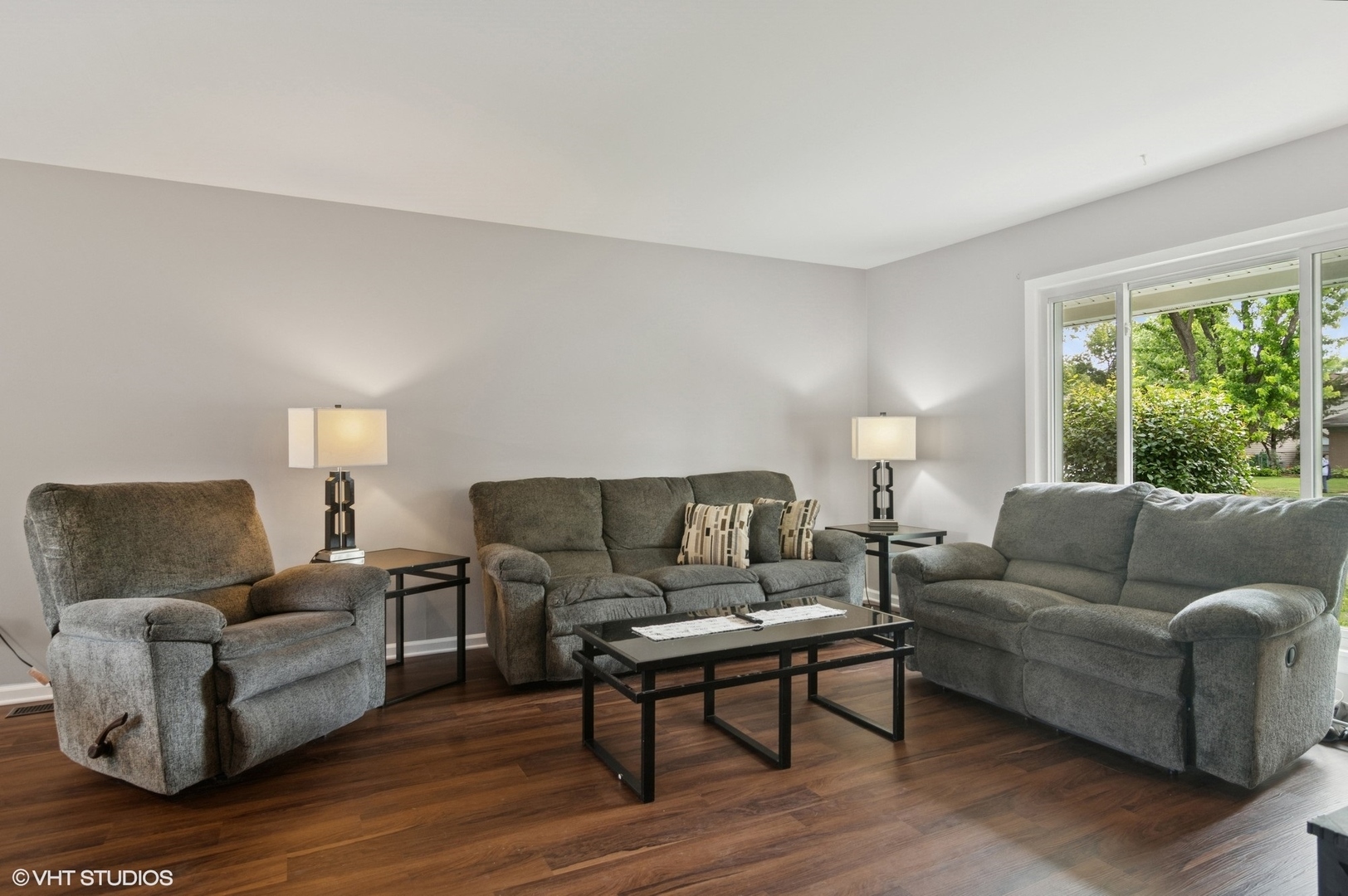 Property Photo: 1016 Beverly Drive IL 60090
