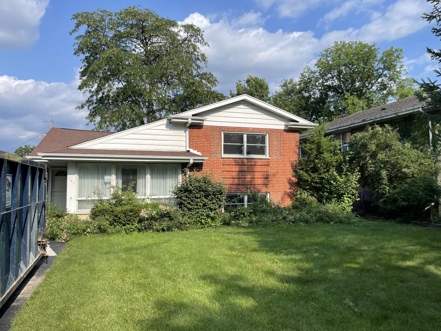 Property Photo:  107 S Poplar Avenue  IL 60126 