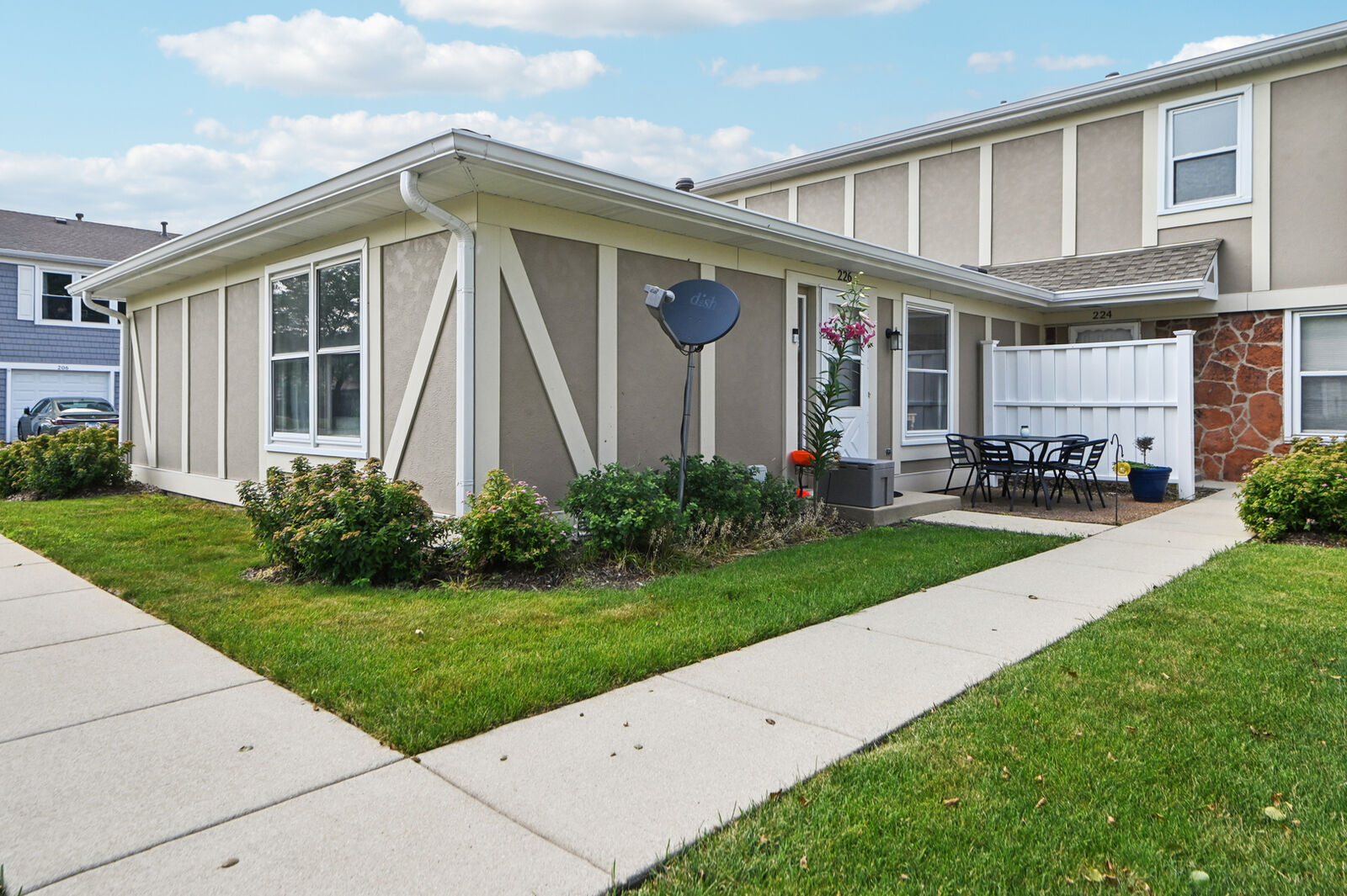 Property Photo: 226 Nantucket Hbr 226 IL 60193