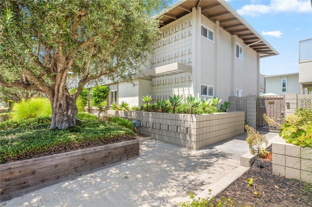 Property Photo: 1722 Westcliff Drive 11 CA 92660