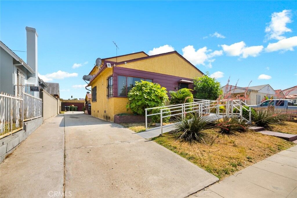 Property Photo: 1426 W 83rd St CA 90047