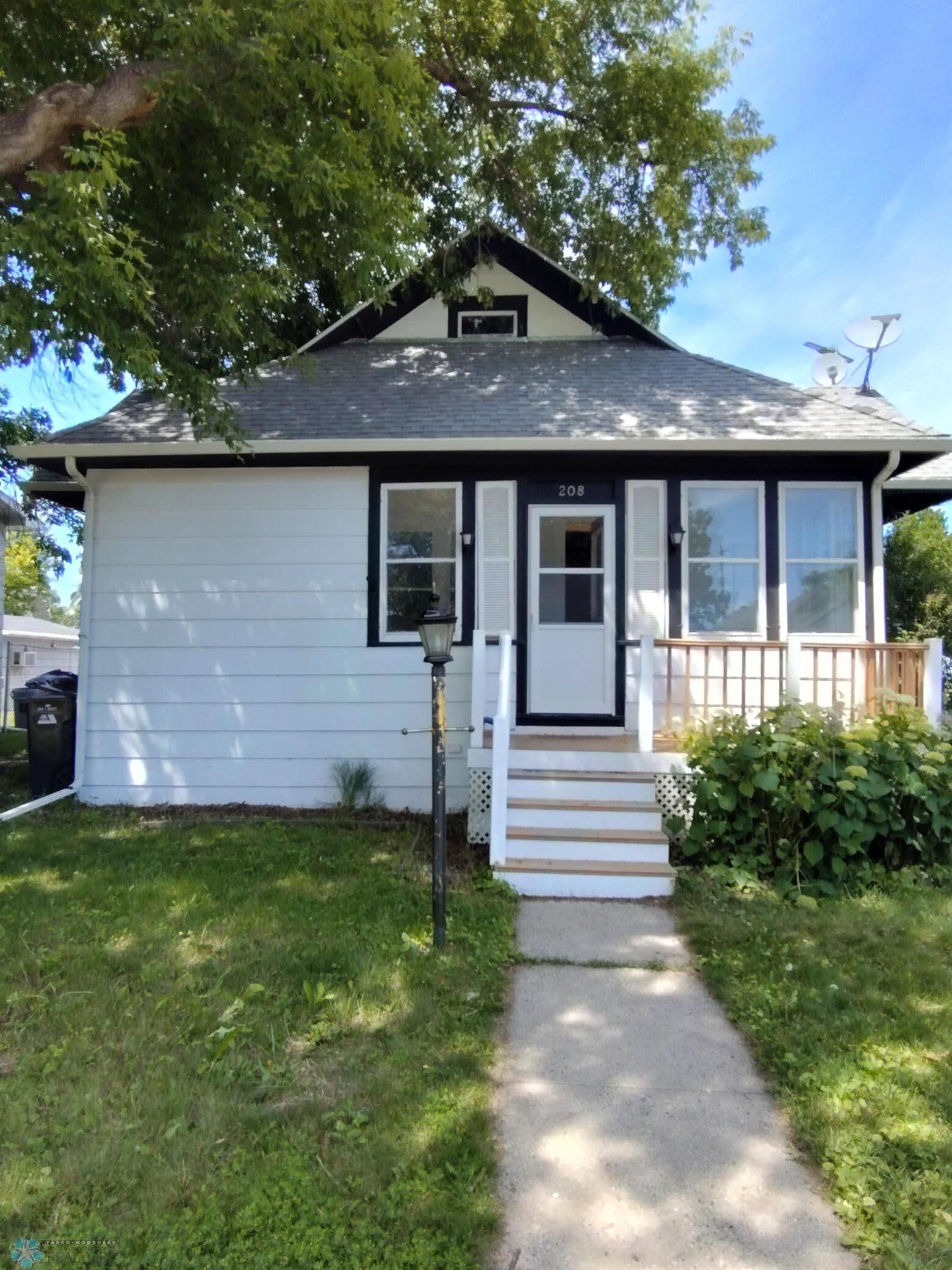 Property Photo:  208 1 Avenue SE  MN 56529 