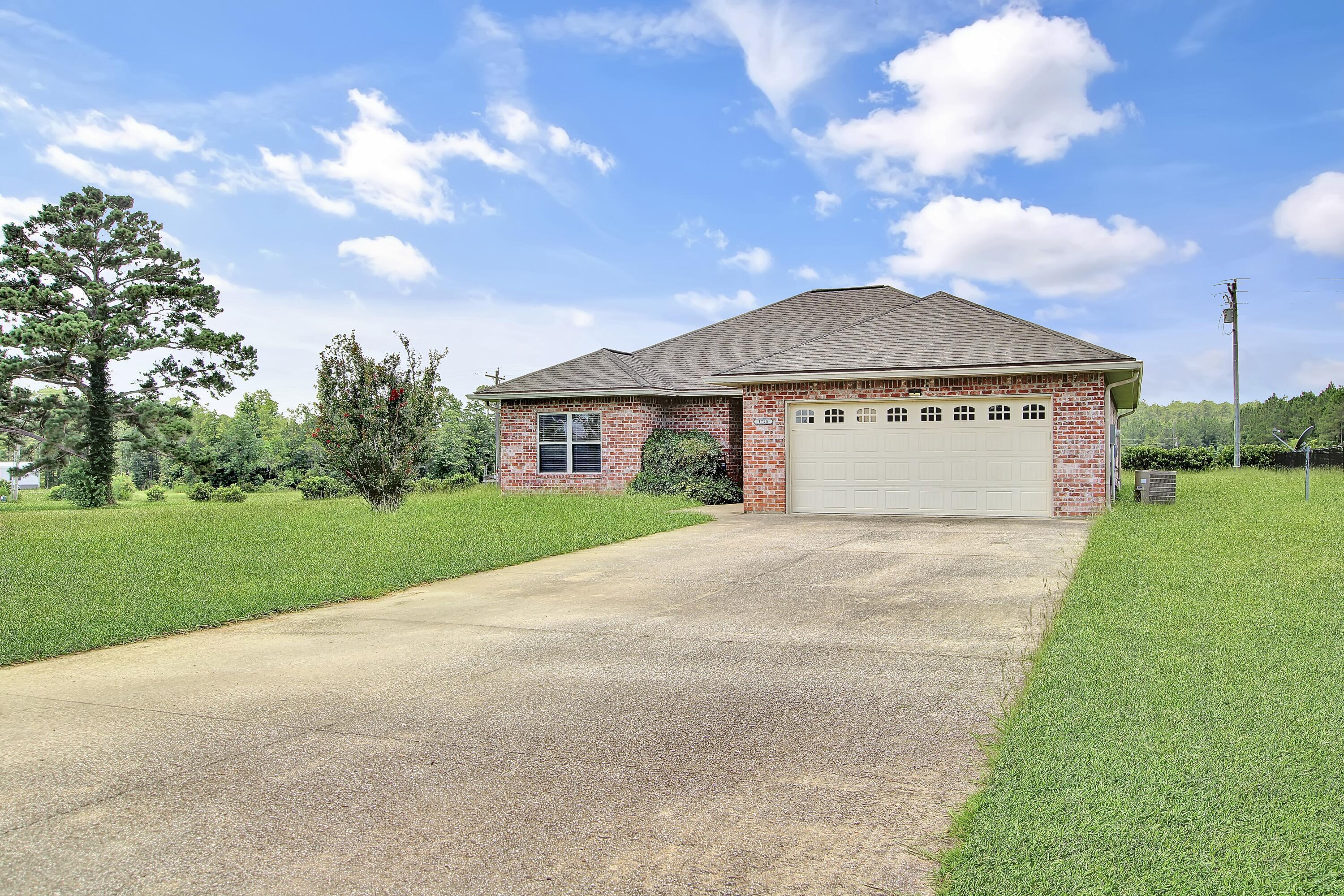 Property Photo: 1725 Lakeview St LA 70634