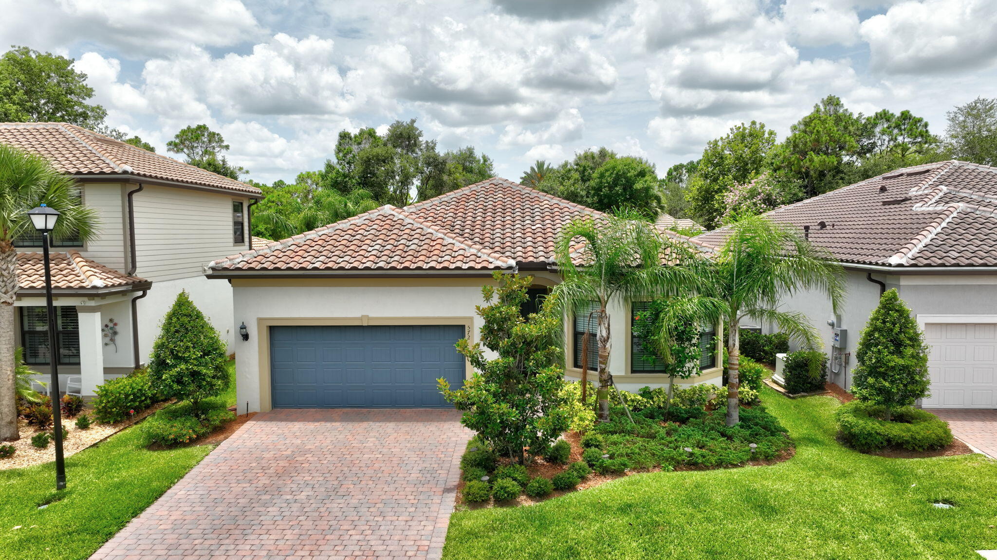 Property Photo: 572 SE Villandry Way FL 34984