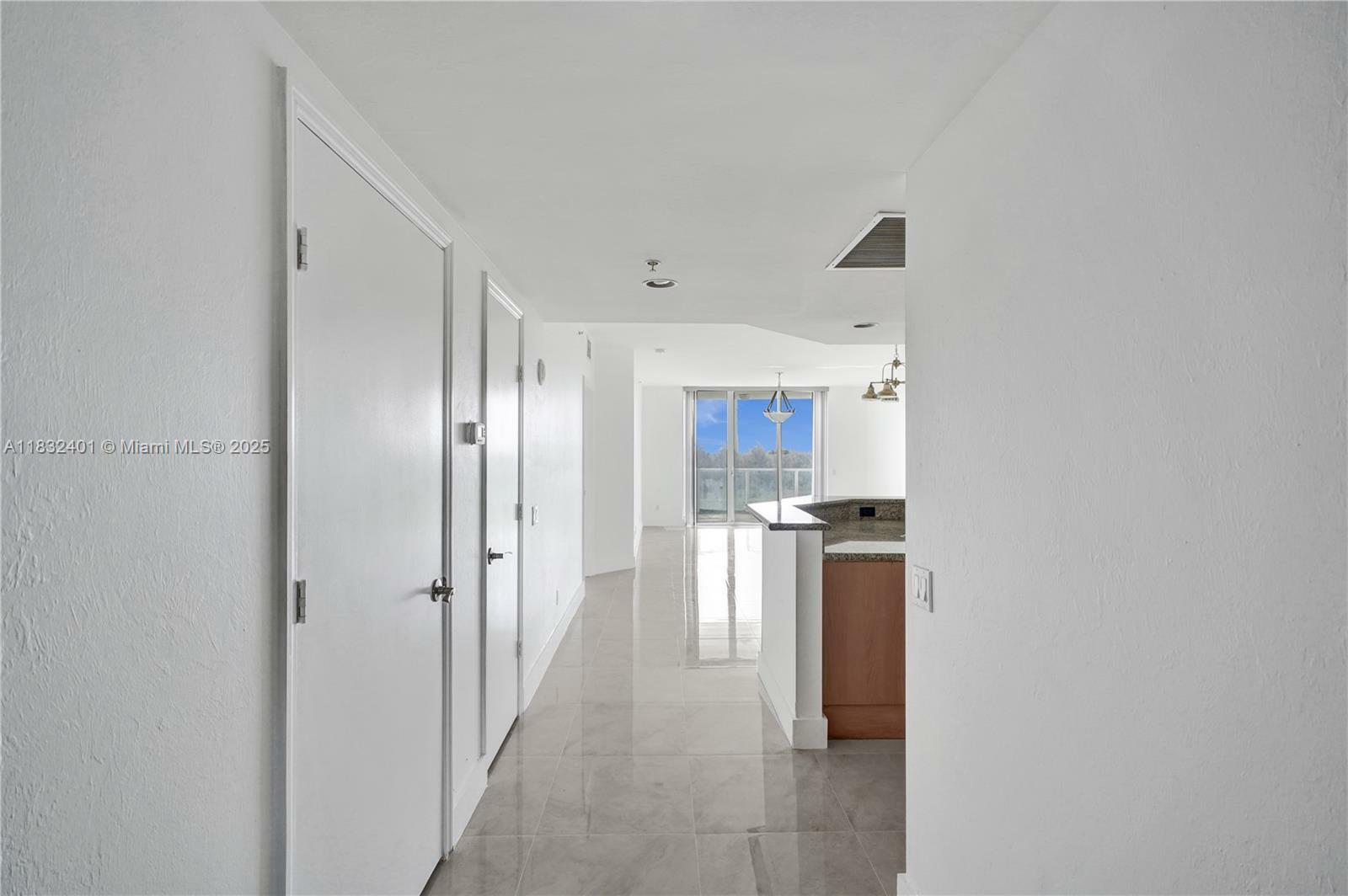 Property Photo:  14951 Royal Oaks Ln 806  FL 33181 