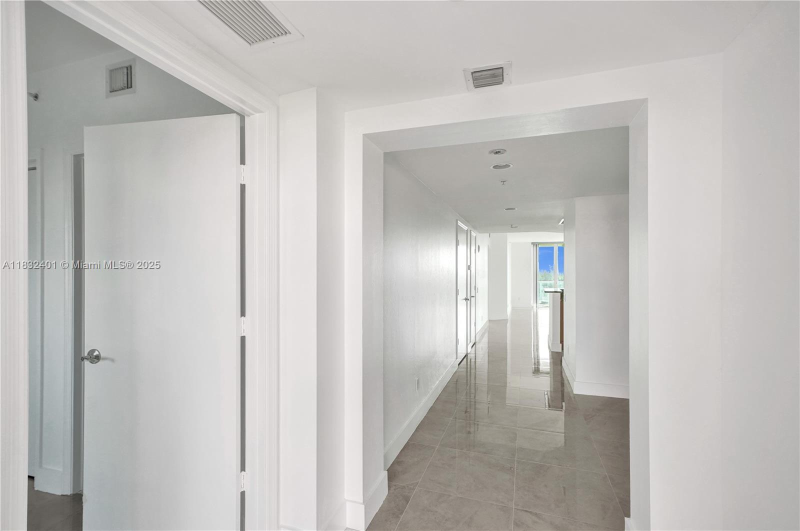 Property Photo: 14951 Royal Oaks Ln 806 FL 33181