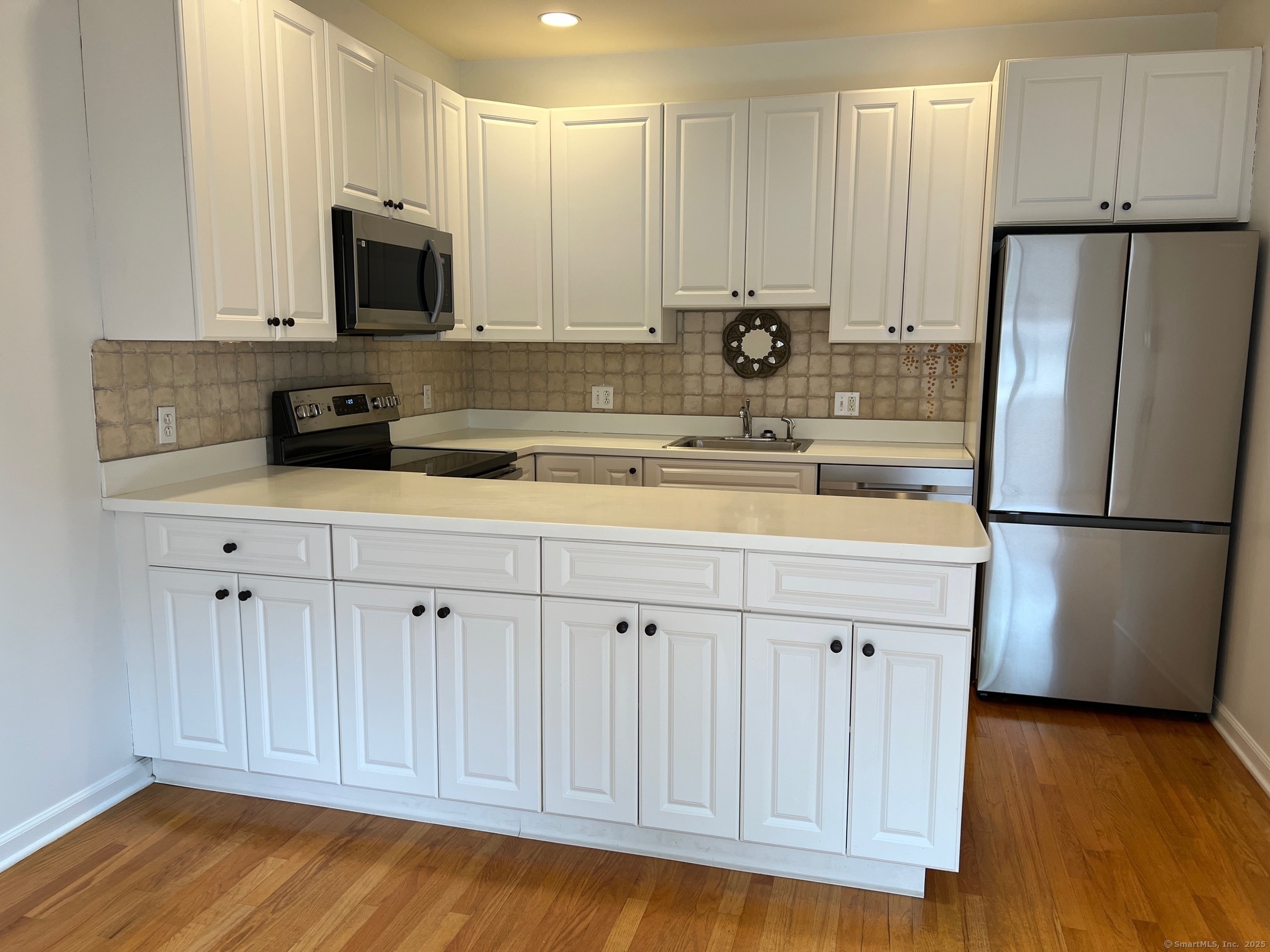 Property Photo:  2435 Bedford Street 21-Bb  CT 06905 