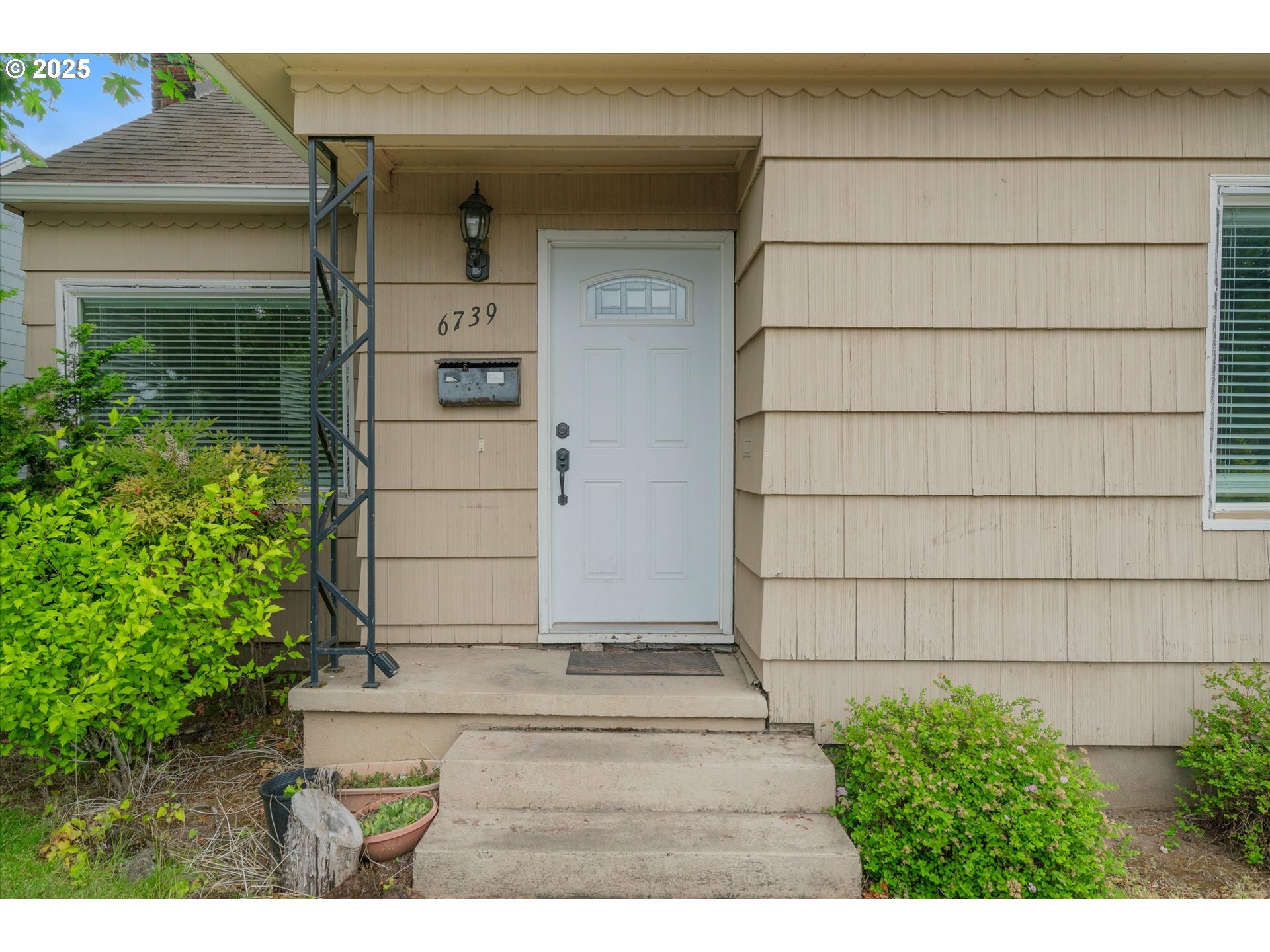 Property Photo:  6739 N Fiske Ave  OR 97203 