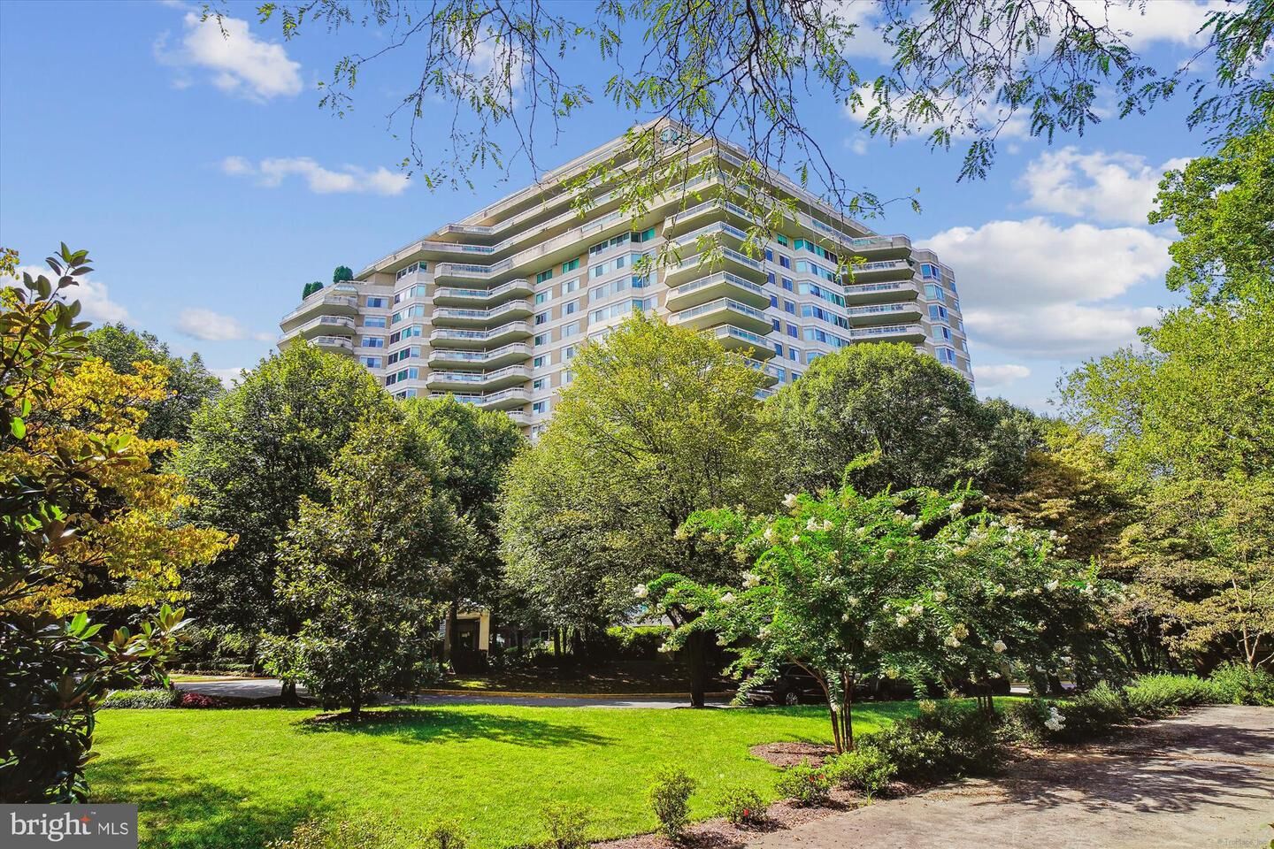 Property Photo: 5610 Wisconsin Avenue 803 MD 20815