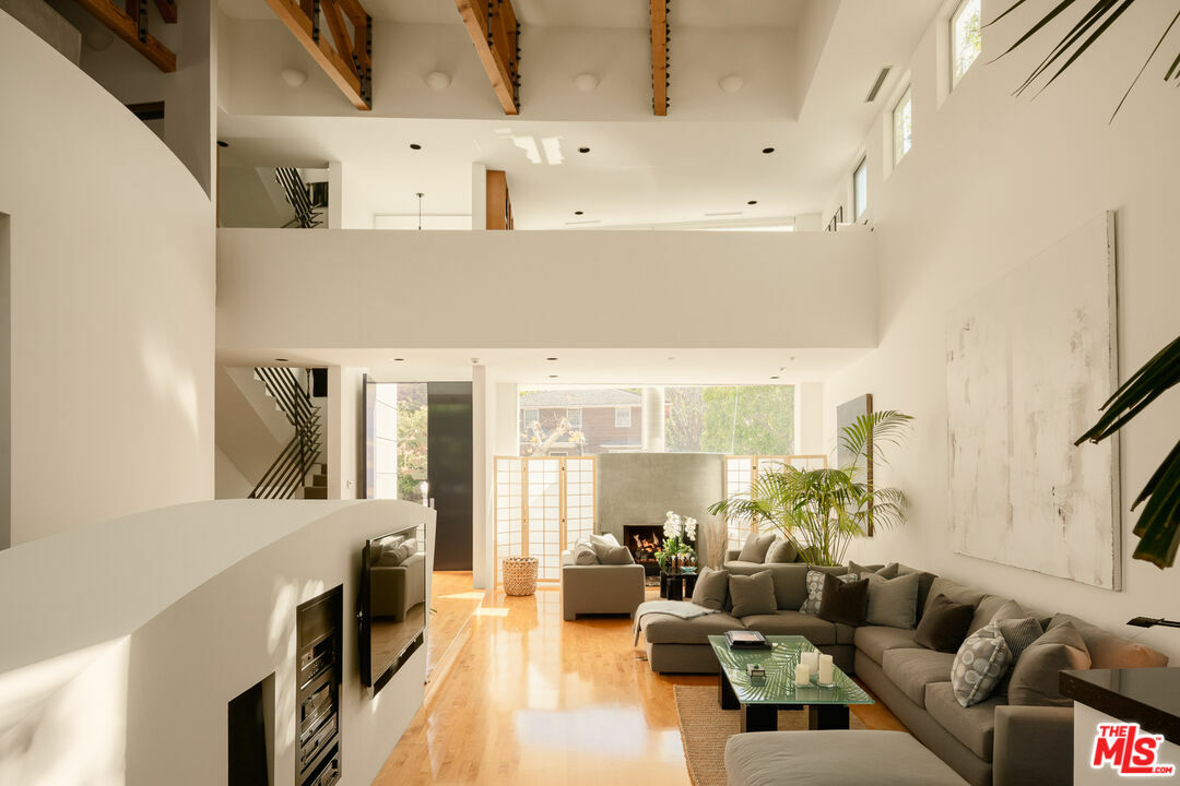 Property Photo:  255 S Bentley Ave  CA 90049 