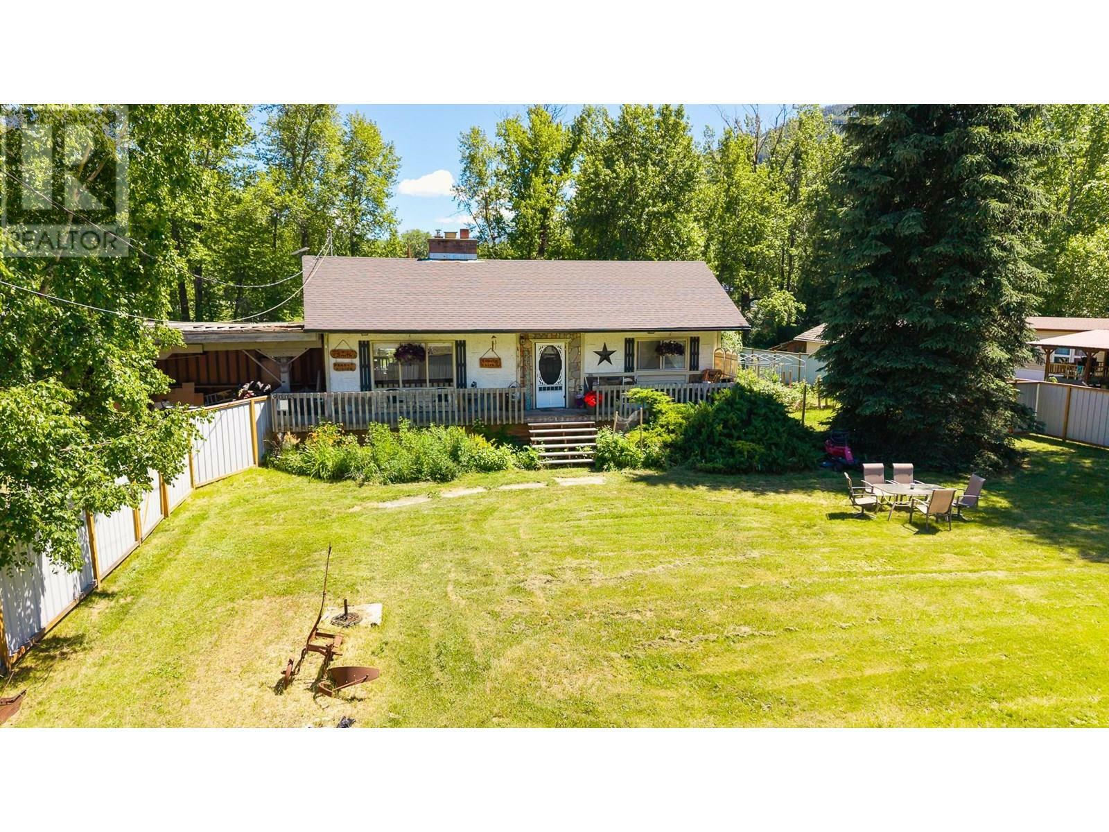 Photo de la propriété: 9005 3 & 95 Highway BC V0B 2P0