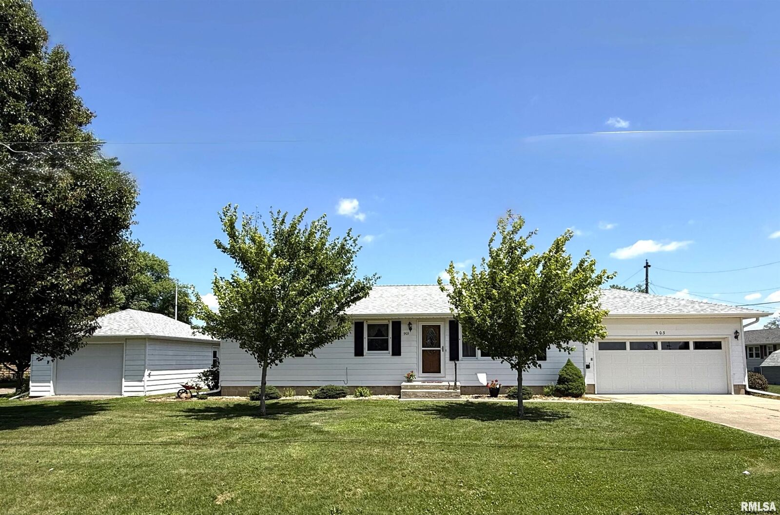 Property Photo: 903 N Fearing Avenue IL 61410