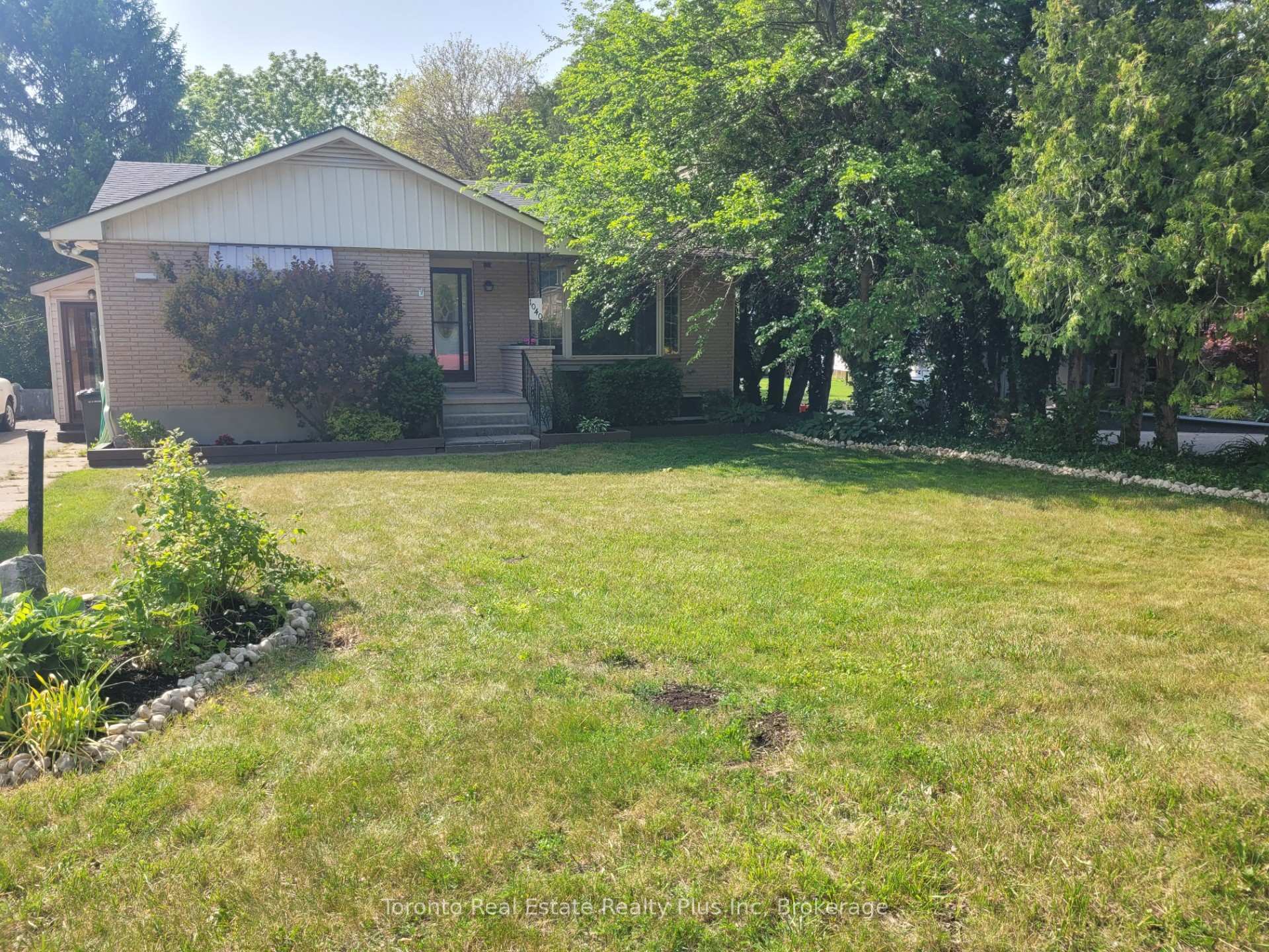 Property Photo:  1040 Huron Terrace  ON N2Z 1E5 