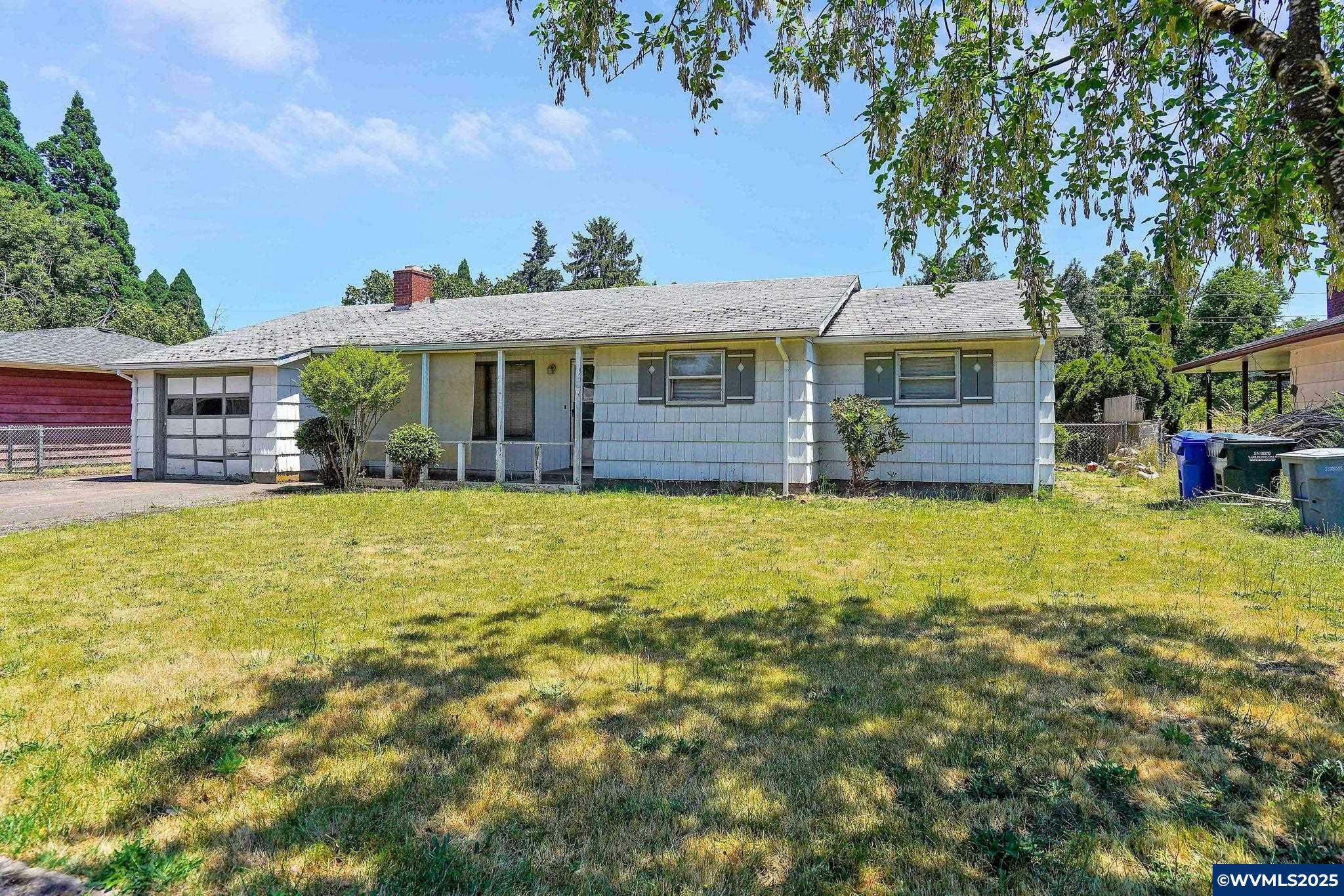 Property Photo: 142 45th Av NE OR 97301