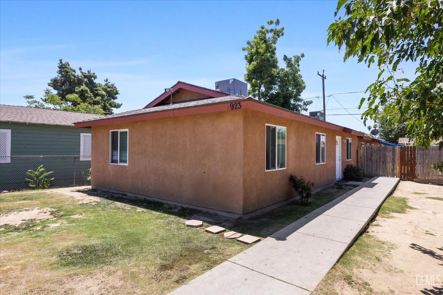 Property Photo: 923 Eureka Street CA 93305