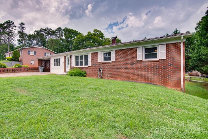 Property Photo:  2310 Honeysuckle Place  NC 28645 