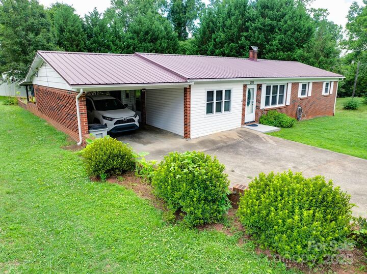 Property Photo: 2310 Honeysuckle Place NC 28645