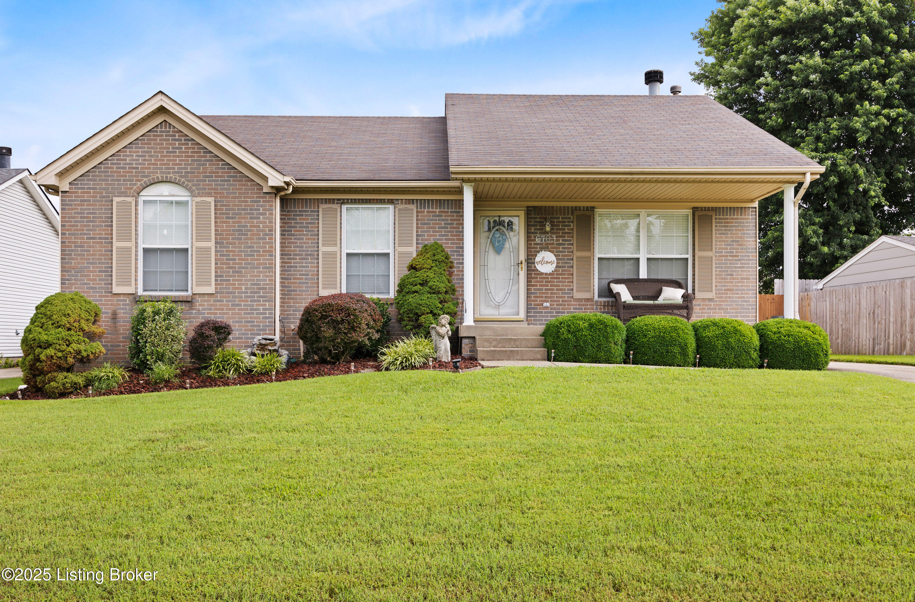 Property Photo: 6703 Currington Cir KY 40258