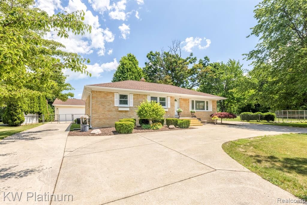 Property Photo:  4150 Fairway Drive  MI 48059 3904 