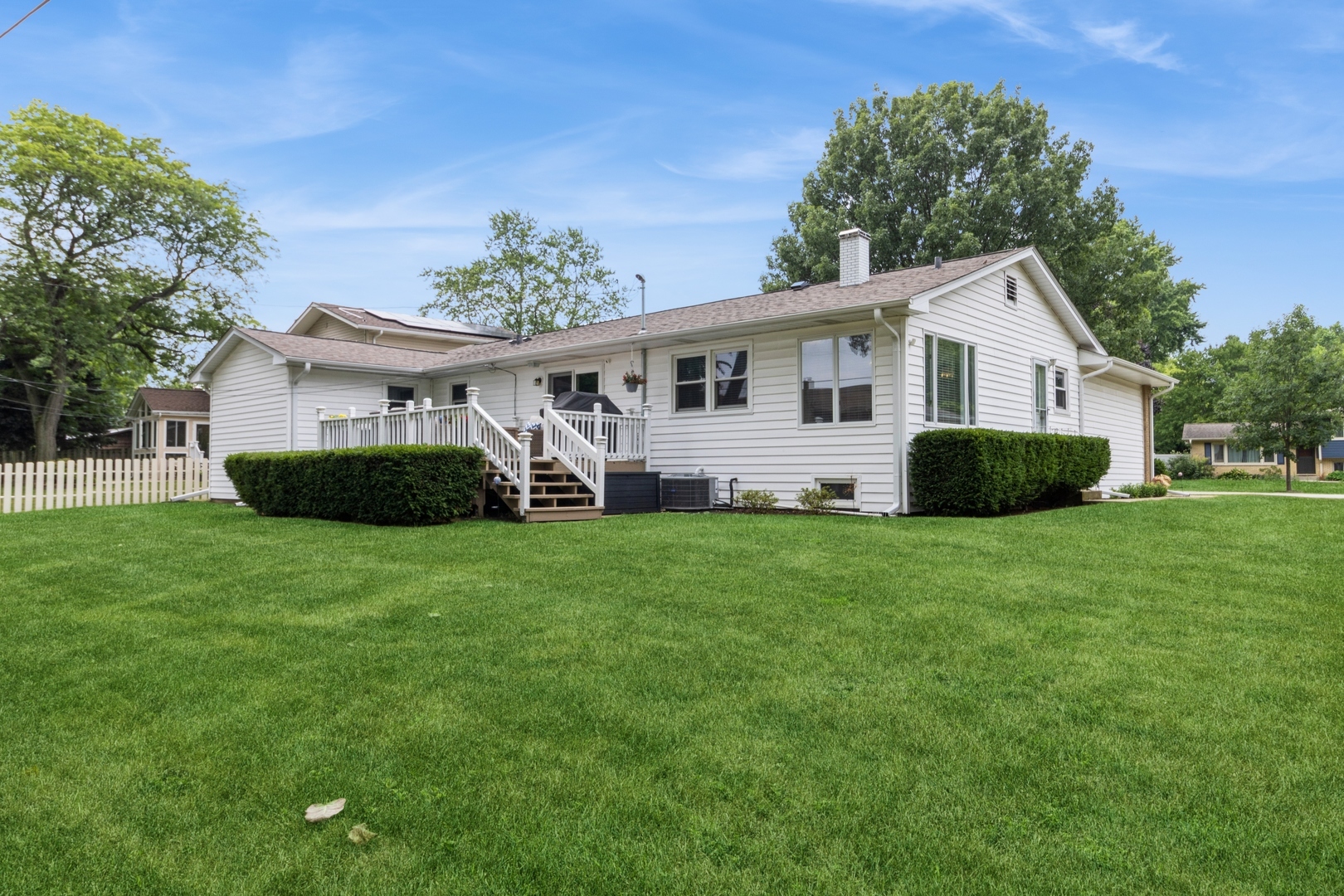 Property Photo:  639 N Stephen Drive  IL 60067 