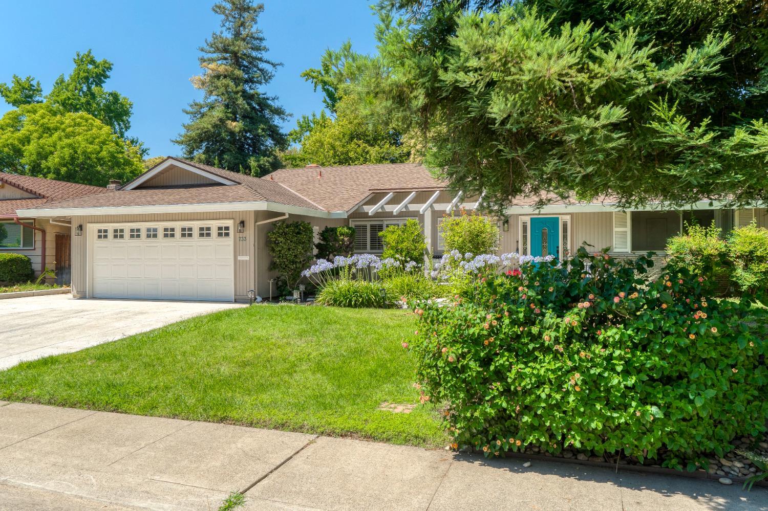 Property Photo: 733 Blackmer Circle CA 95825