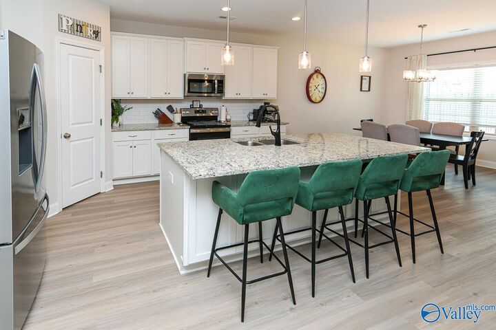 Property Photo: 3033 Henry Road SE AL 35603
