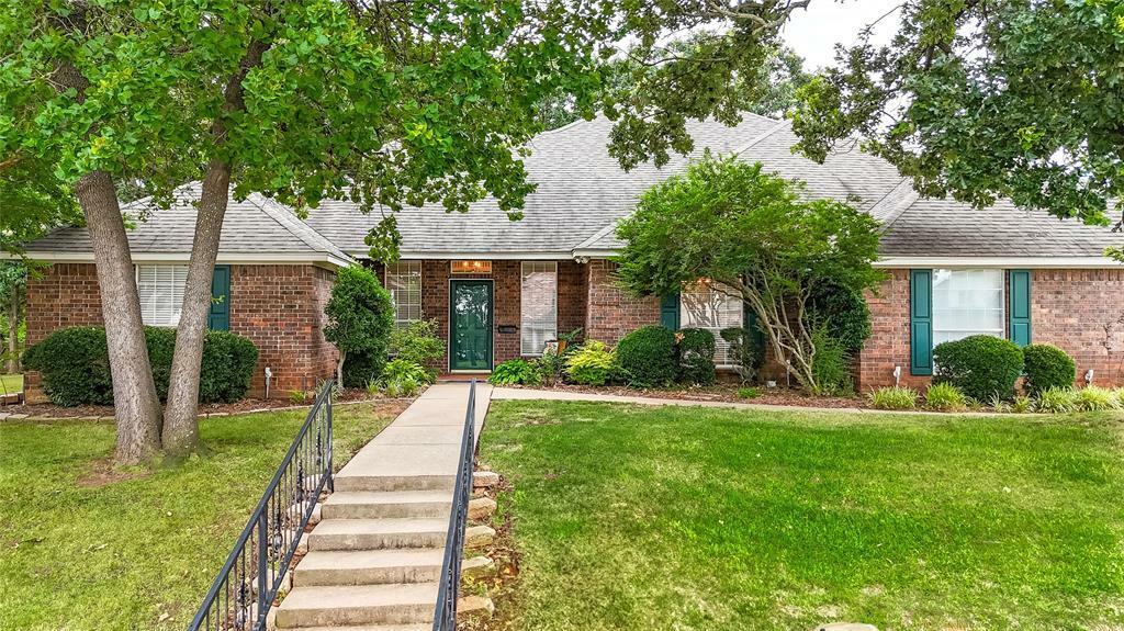 Property Photo: 2100 Deer Run TX 75020