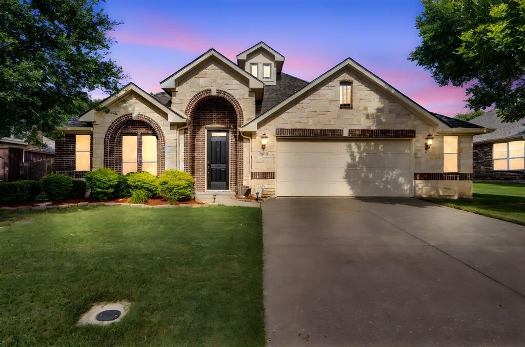 Property Photo: 5021 Prosperity Row TX 76065