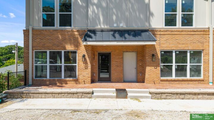 Property Photo:  1016 S 33rd Court  NE 68105 