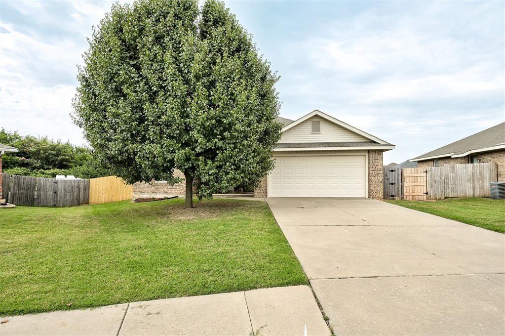 Property Photo: 4906 SE 79th Street OK 73135