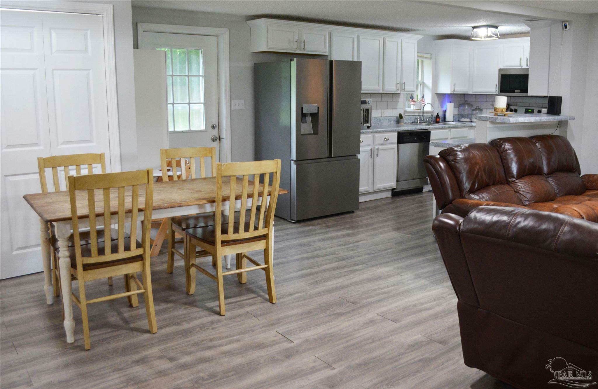Property Photo: 6700 Ventura Blvd FL 32583