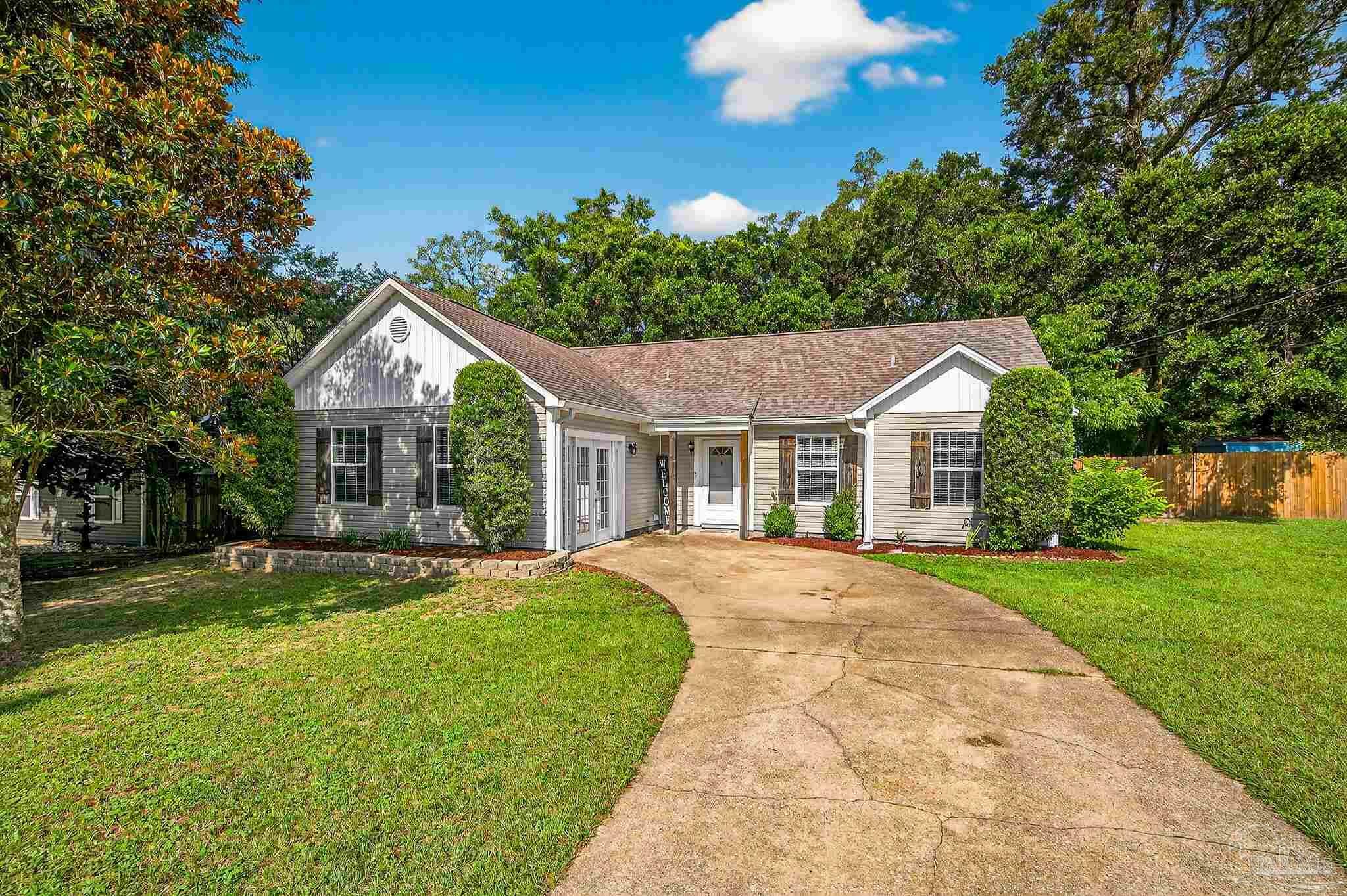 Property Photo: 311 Robinhood Ln FL 32526