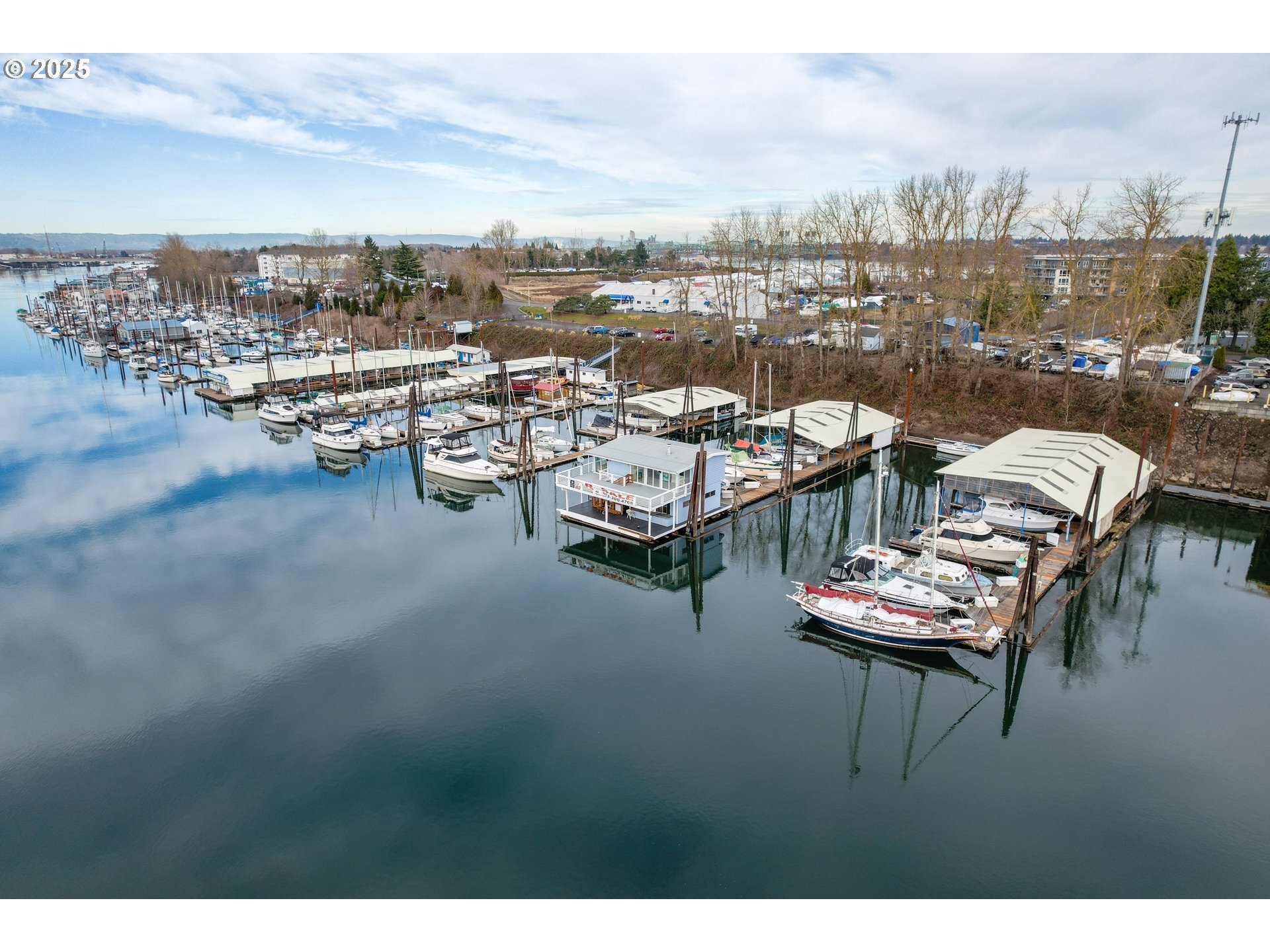 Property Photo: 300 NE Tomahawk Island Dr E10 OR 97035