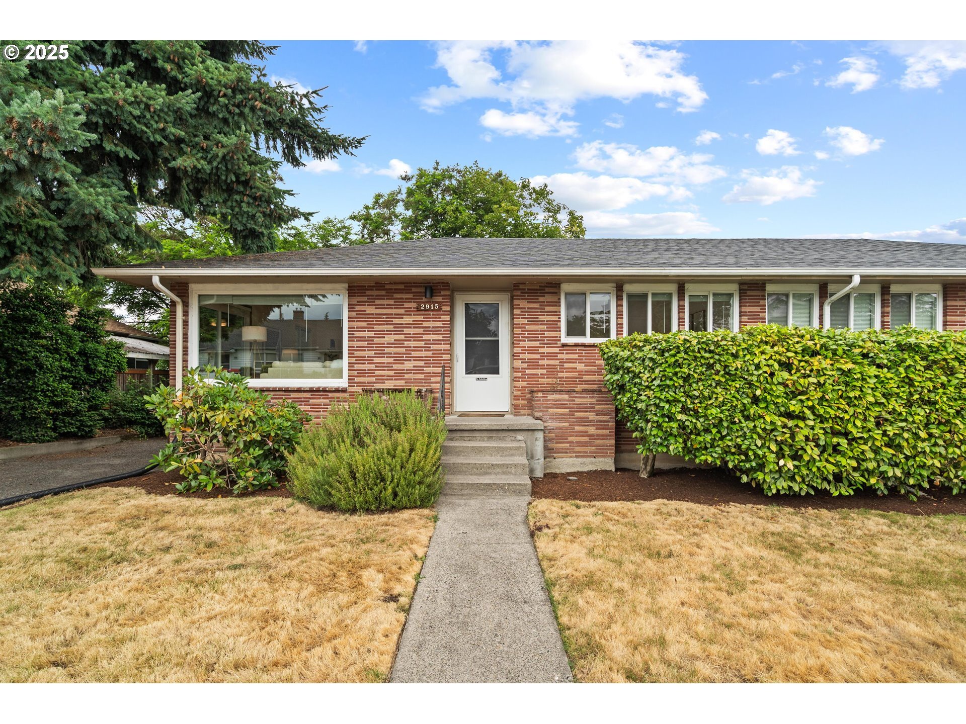 Property Photo: 2915 SE Monroe St OR 97222