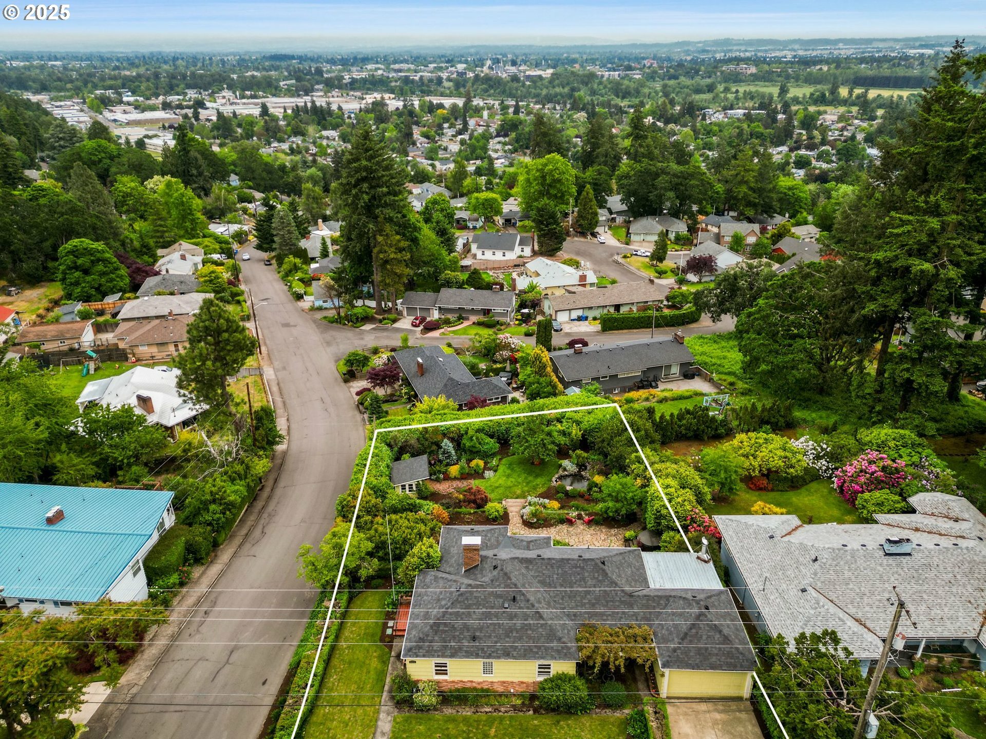 Property Photo:  828 Kingwood Dr  OR 97304 