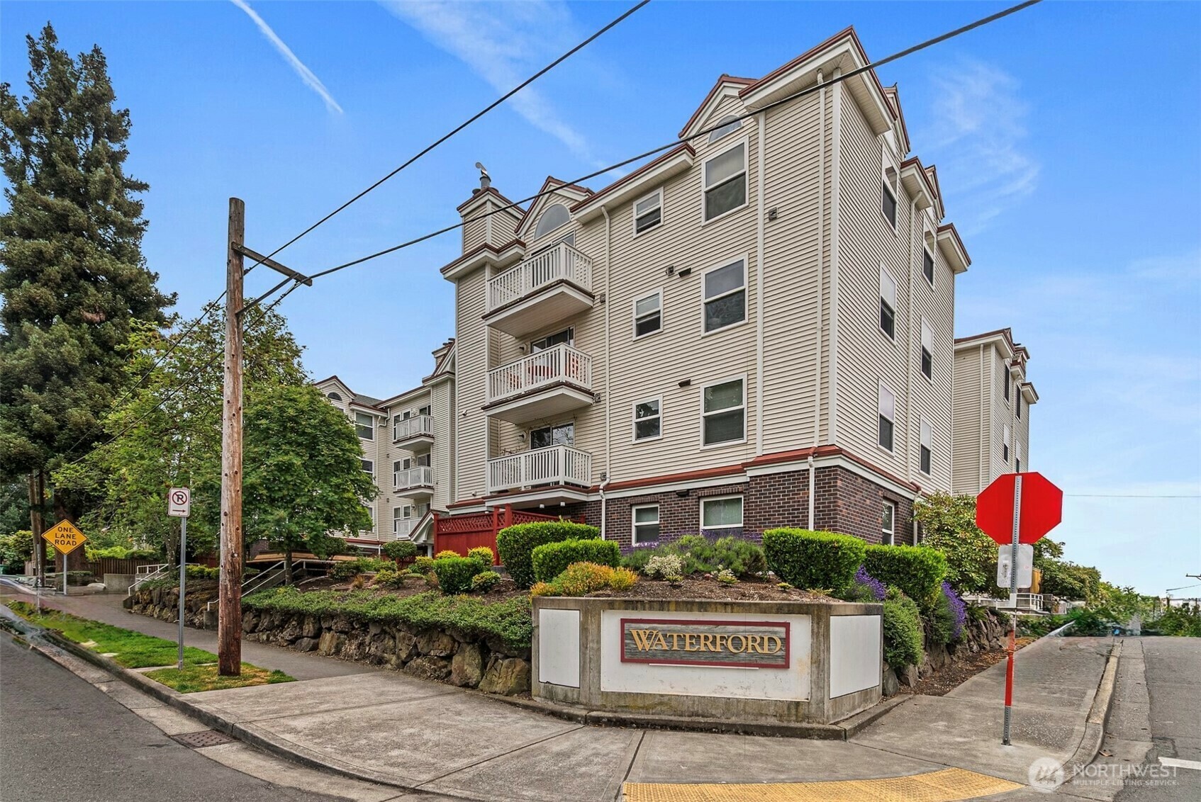 Property Photo: 411 N 90th St 406 WA 98103