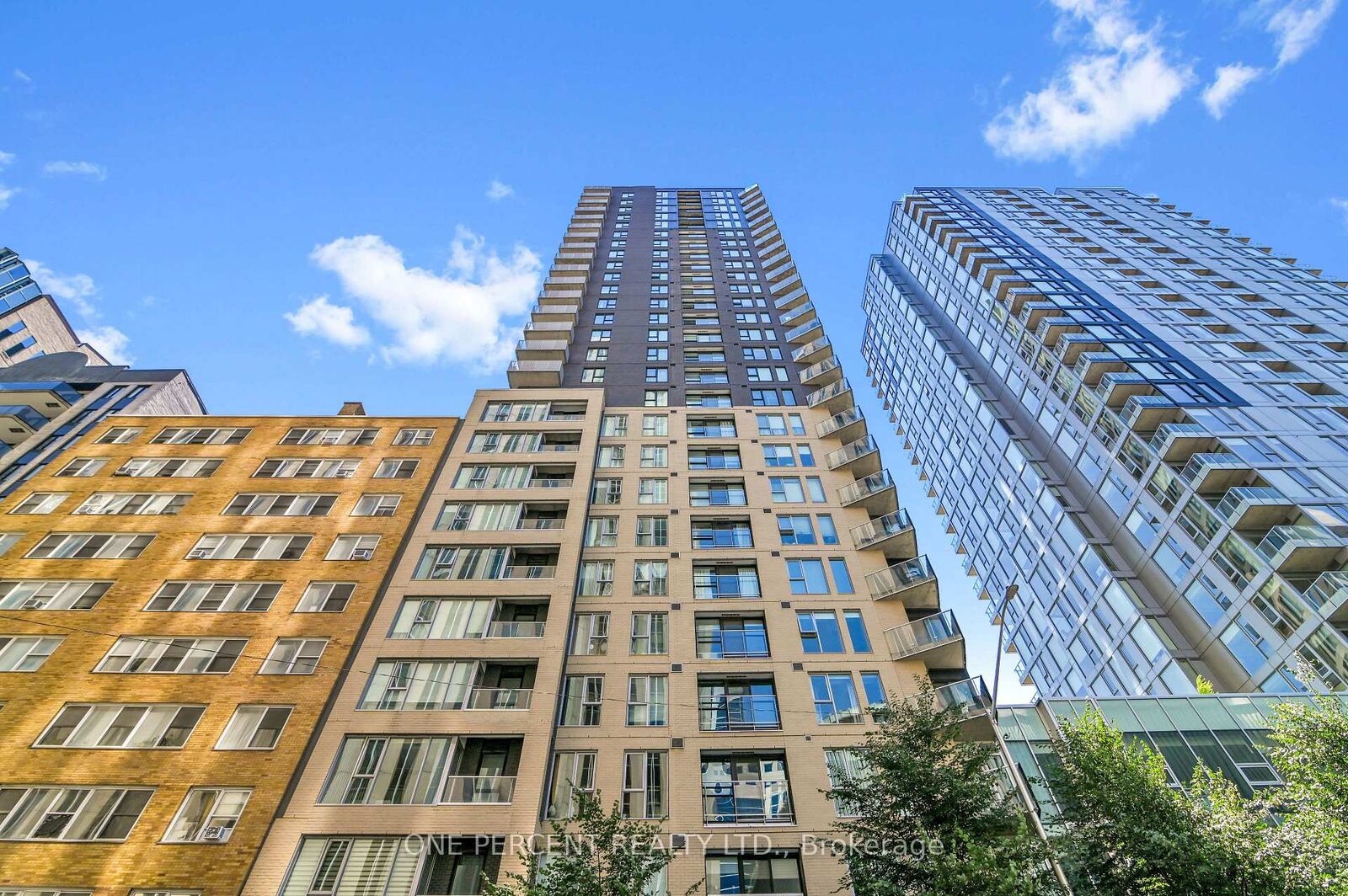 Property Photo: 40 Nepean Street 1905 ON K2P 0X5